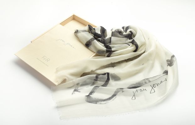 Handbedruckter Schal mit der Unterschrift des Künstlers