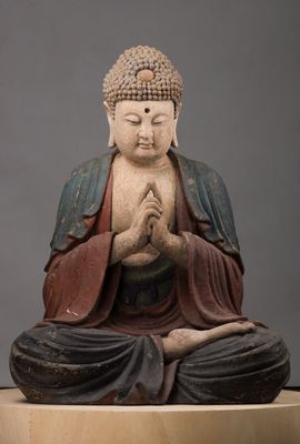 Sitzender Buddha mit gefalteten Händen