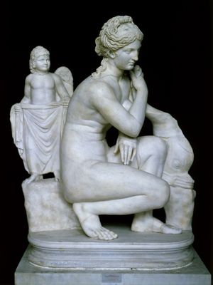 Hockende Aphrodite-Statue