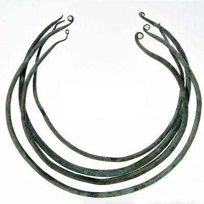 Âge du bronze antique. Colliers en bronze de la salle de stockage de Fraore (PR)