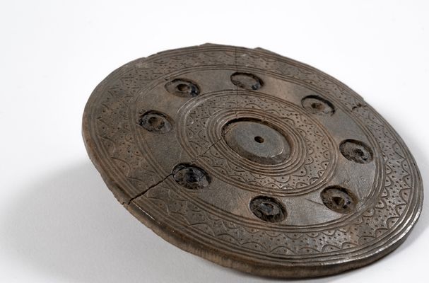 L'Âge de bronze. Disque de bois de cerf décoré de la terramara de Castione Marchesi (PR)