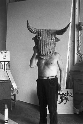 Picasso con maschera da toro