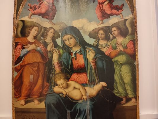 Madonna, die das Kind anbetet und von Engeln gekrönt wird