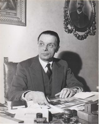Antonio Bassanini alla sua scrivania