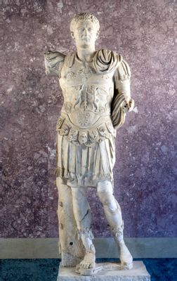 Statuenzyklus aus Luni-Marmor aus Veleia, Germanicus mit Porträt von Nerva