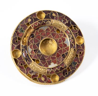Peroné de disco grande en oro y piedras semipreciosas de Borgo della Posta, Parma