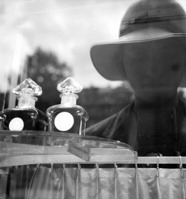 Spiegelbild von Lee Miller im Schaufenster von Guerlain