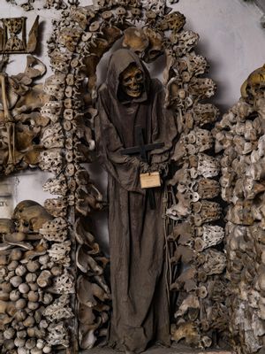 Huesos y esqueletos de frailes capuchinos en la cripta de Santa Maria della Concezione en Roma