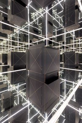 Metro cúbico de infinito en un cubo de espejo