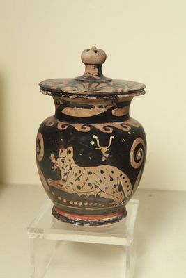 Oinochoe de Apulia con tapa del pintor Lampas