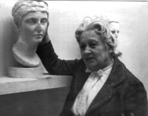 Raissa Calza junto al retrato de Faustina Maggiore