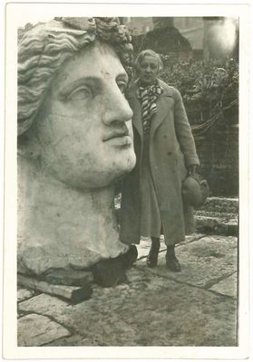 Raissa Calza con la cabeza colosal de una divinidad femenina de la zona Largo Torre Argentina