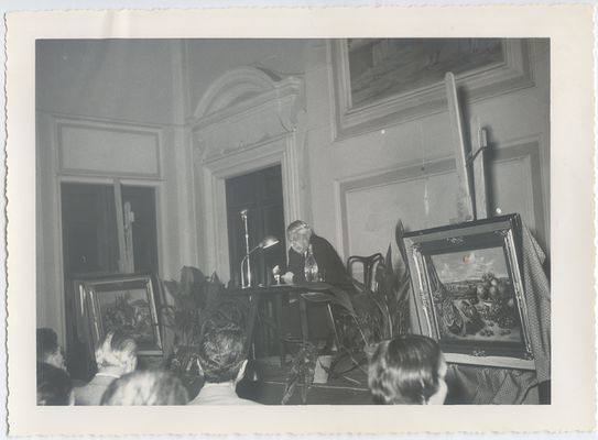 Giorgio de Chirico durante la conferencia celebrada en la Accademia del Ceppo