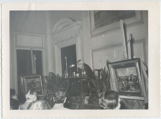 Giorgio de Chirico during the conference held at the Accademia del Ceppo