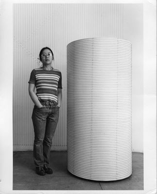 Kazuko Miyamoto debout près de String autour d'un cylindre de ma taille