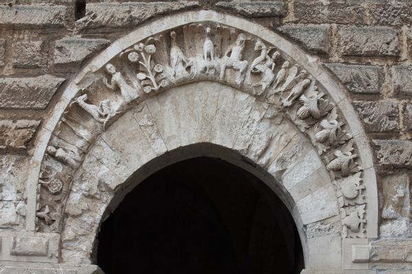 Arco de Federico a la entrada del Castillo