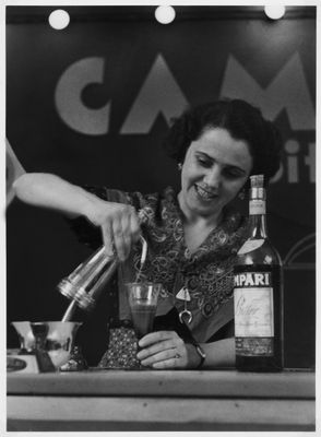 Femme préparant Campari avec Seltz