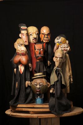 Diez marionetas futuristas