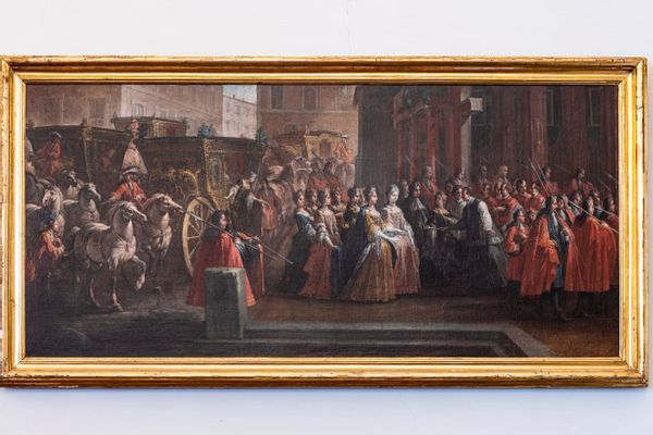 Il vescovo e il clero di Parma rendono omaggio a Elisabetta alla porta del Duomo