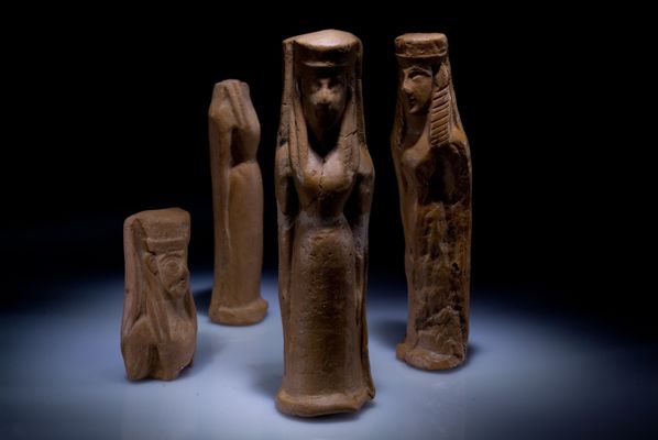 Statuettes féminines du sanctuaire archaïque de Cozzo Michelicchio