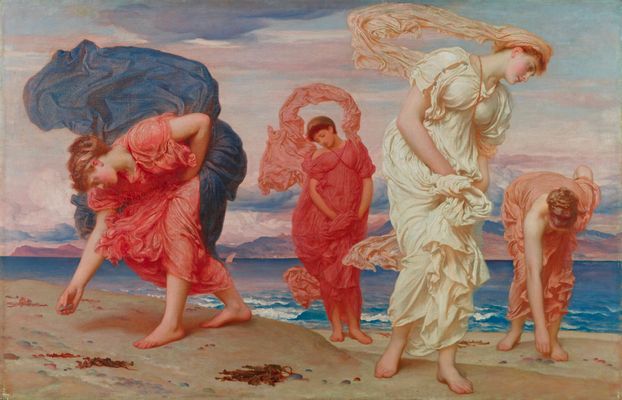 Filles grecques ramassant des cailloux au bord de la mer