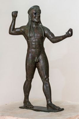 Statua bronzea di Zeus su capitello dorico in pietra