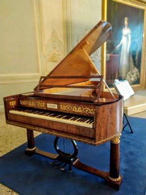 Piano-forte ayant appartenu à la duchesse Marie-Louise de Habsbourg