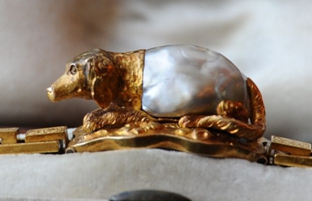 Armband von Maria Luigia mit einer zentralen Perle in Form eines Hundes