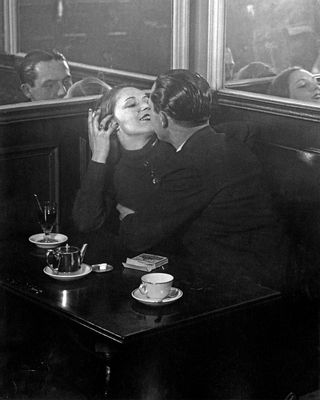 Una pareja amorosa en un café parisino