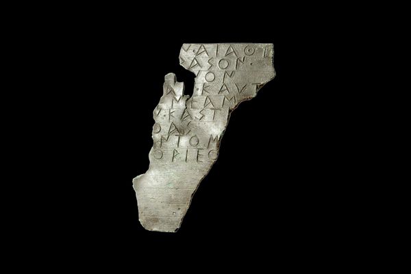 Sección Clásica - Sala 1. Fragmento de mesa testamentaria en bronce de Iardini di Renda