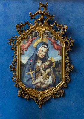 Portrait de Paulina Porizkova en Madone de la Renaissance avec le Saint Enfant pleurant les bijoux de Salvador Dalì