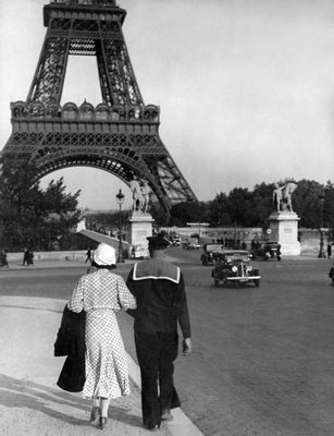 Paar mit Matrose, Eiffelturmbrücke