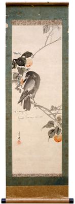 Kakemono con pájaro en una rama con hojas y frutos.