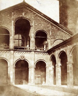 Quadriportico und Fassade der Basilika Sant'Ambrogio, rechte Seite