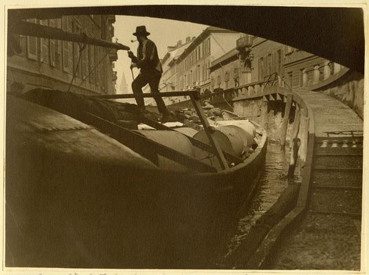 Tránsito de un barco en el canal para el transporte de papel al Corriere della Sera en Milán