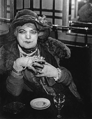 The girl Bijou at the Bar de la Lune in Montmartre