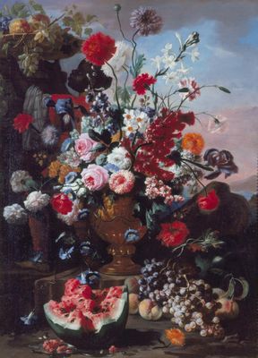 Vase de fleurs, pastèque et moretto avec un plateau de fruits