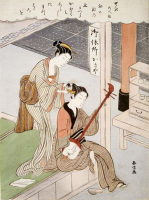 La serveuse Osen de la maison de thé Kagiya à kasamori coiffe un jeune client