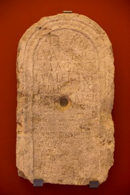 Stèle funéraire de L. Valerius Magnus