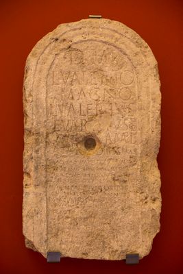 Stele funeraria di L. Valerius Magnus