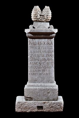 Autel funéraire de la petite liberté Giulia Grafide qui lui est dédié par le seviro augustal Quinto Giulio Alessandro et par Vaccia Giustina