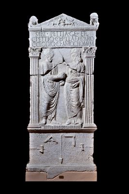 Stèle funéraire dans le pseudo-édicule de la gens Pettia