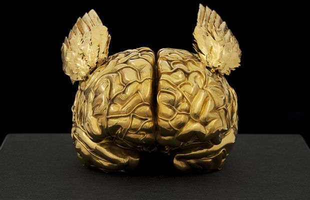 Cerveau humain doré avec des ailes d'ange