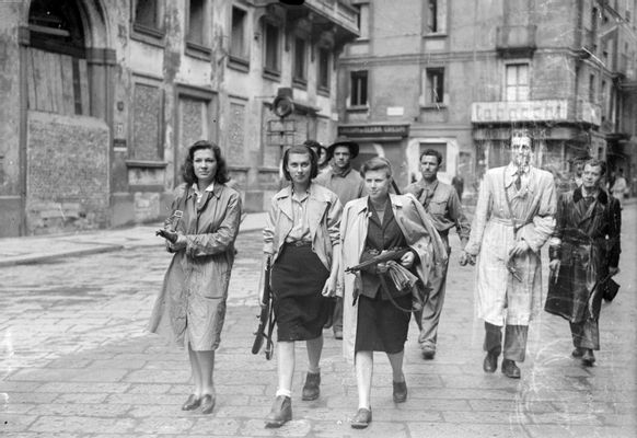 Drei Mädchen, zu Partisanengruppen zusammengefasst, auf der Piazza Brera, während sie zusammen mit den Gappisti durch die Stadt patrouillieren