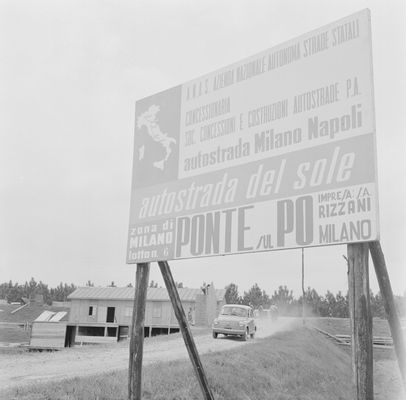 Chantier de construction de l'Autostrada del Sole pour la construction du pont sur le Pô à Mortizza (Plaisance)