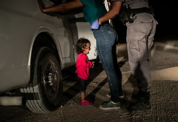 Fille pleurant à la frontière