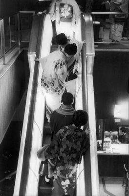 Geishas auf der Rolltreppe