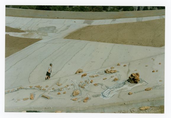 Maria Lai trabajando en una de las rampas de La scarpata, UIassai