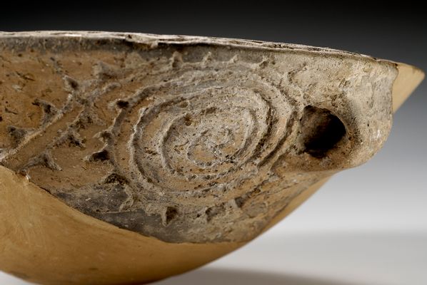 Detail einer Schale mit Mäanderdekor aus Pescale