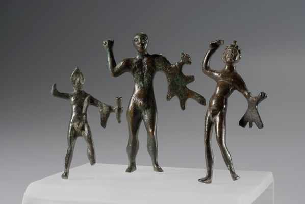 Bronzen, die Anhänger darstellen